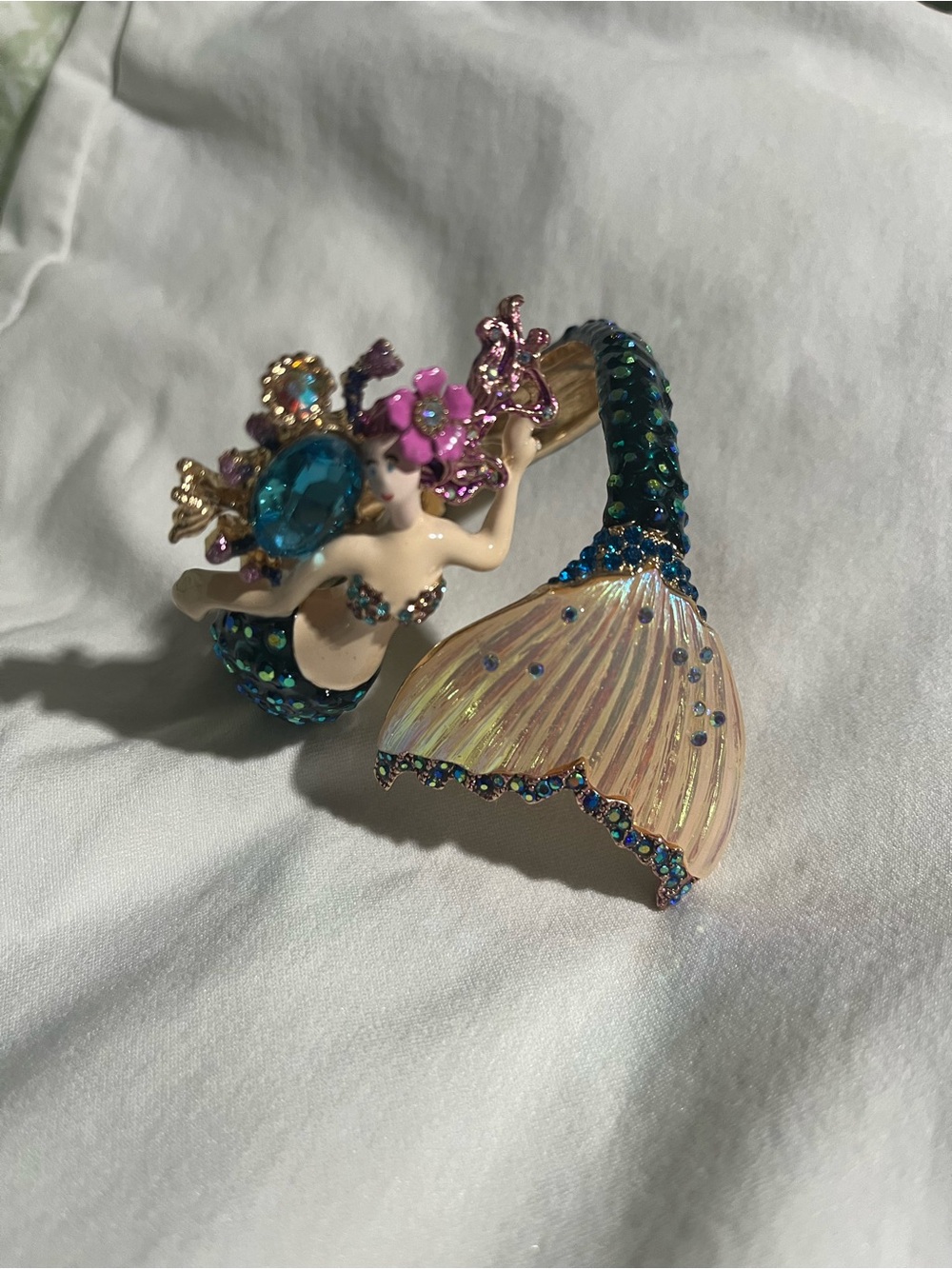 Betsey Johnson Iridescent Pink & Teal Mermaid Tail Bracelet. - Picture 4 of 4